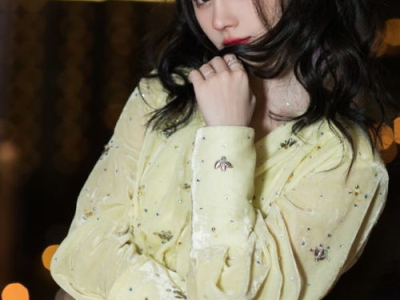 鞠婧祎甩动双马尾，演绎青春活力瞬间