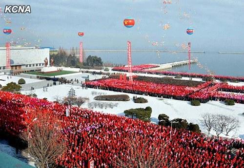 金正恩缅怀先辈，敬献花篮于金日成金正日立像
